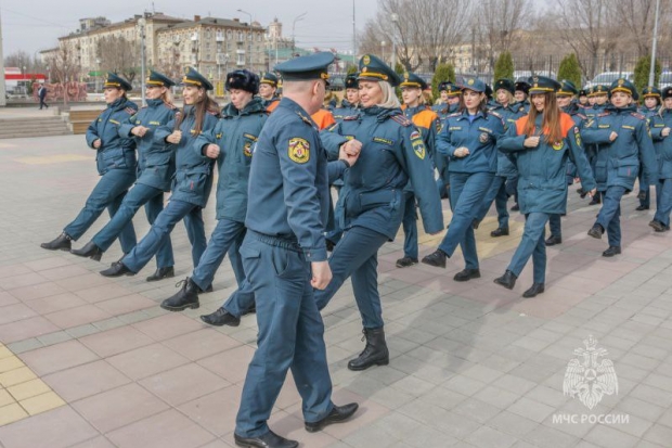 В Волгограде девушки-спасатели начали тренироваться для участия в Параде Победы